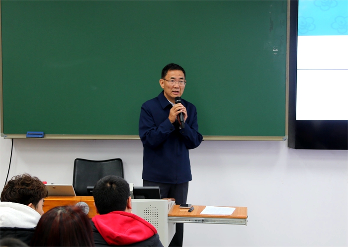 1全國(guó)政協(xié)委員、中國(guó)農(nóng)業(yè)科學(xué)院原黨組書記張合成研究員授課.JPG