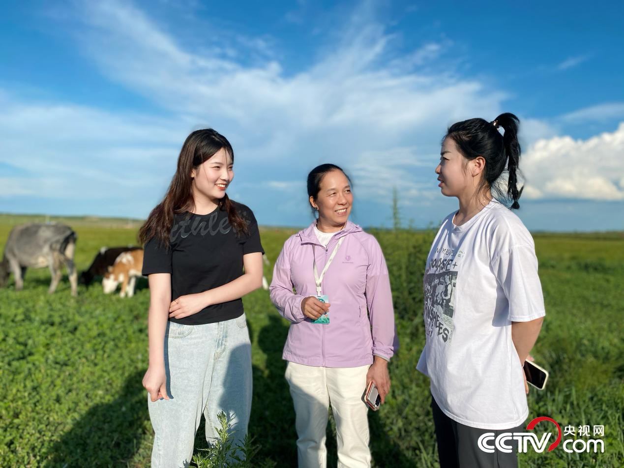 （刀麗芳與學(xué)生 央視網(wǎng)記者 于曉丹 攝）
